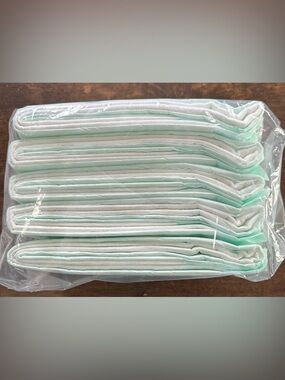 5 waterproof bed pads. 35”x22” disposable for incontinence or pets NEW